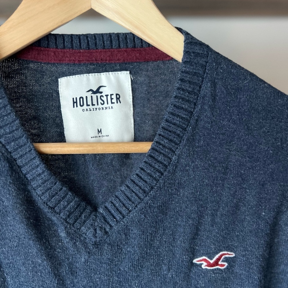 Hollister Men's Dark Blue V-Neck Sweater